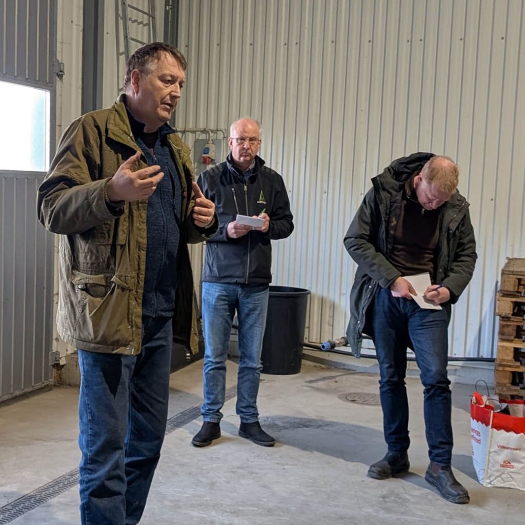 Jan Jönsson Ly-Ros berättar om gården-Foto A Johansson Agroväst