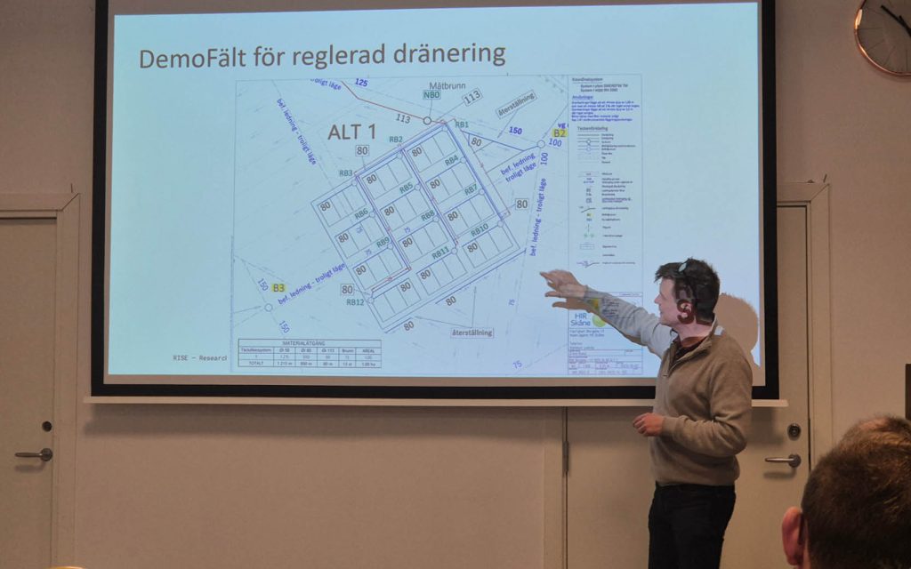 Per Anders Algerbo, RISE visar projektet Reglerad dränering-foto T Johansson Agroväst